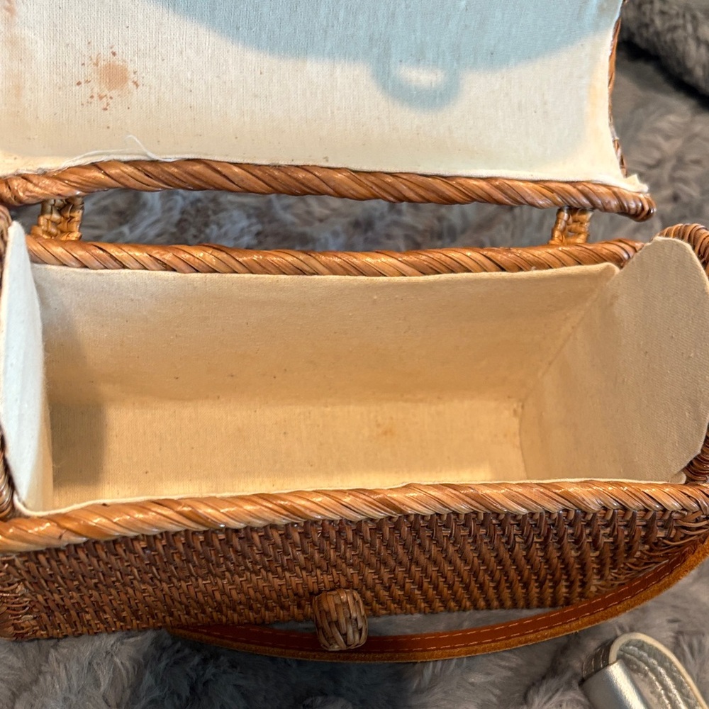 Elegant Woven Crossbody Bag in Tan - Picture 8 of 10